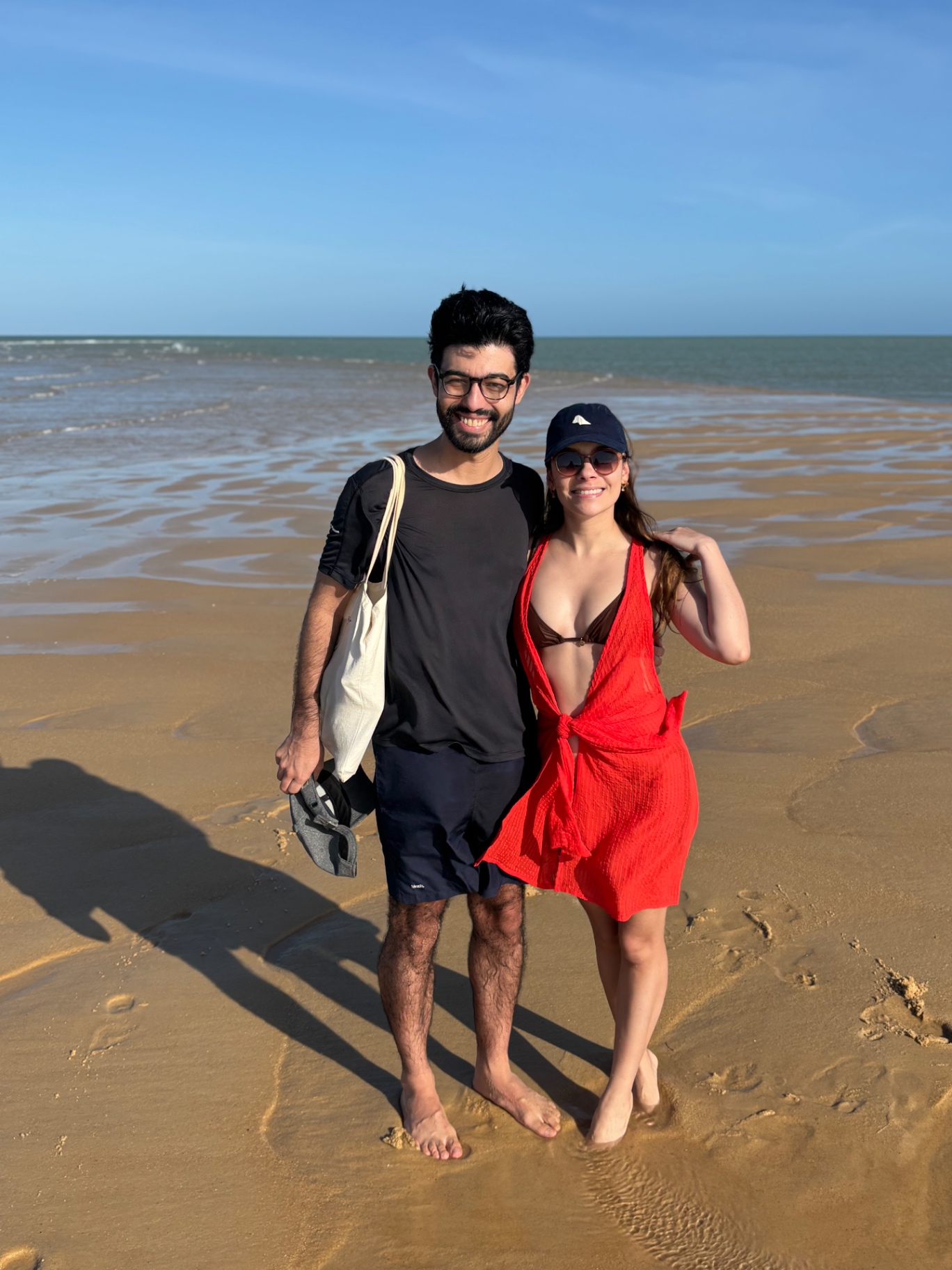 Natália e Renato na beira do mar